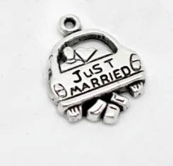 Szerelmes házaspár, Just married feliratú fityegő,medál, antik ezüst színű, 20x15 mm