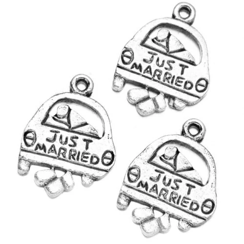 Szerelmes házaspár, just married feliratú, esküvő fityegő, medál, antik ezüst színű, 20x15 mm
