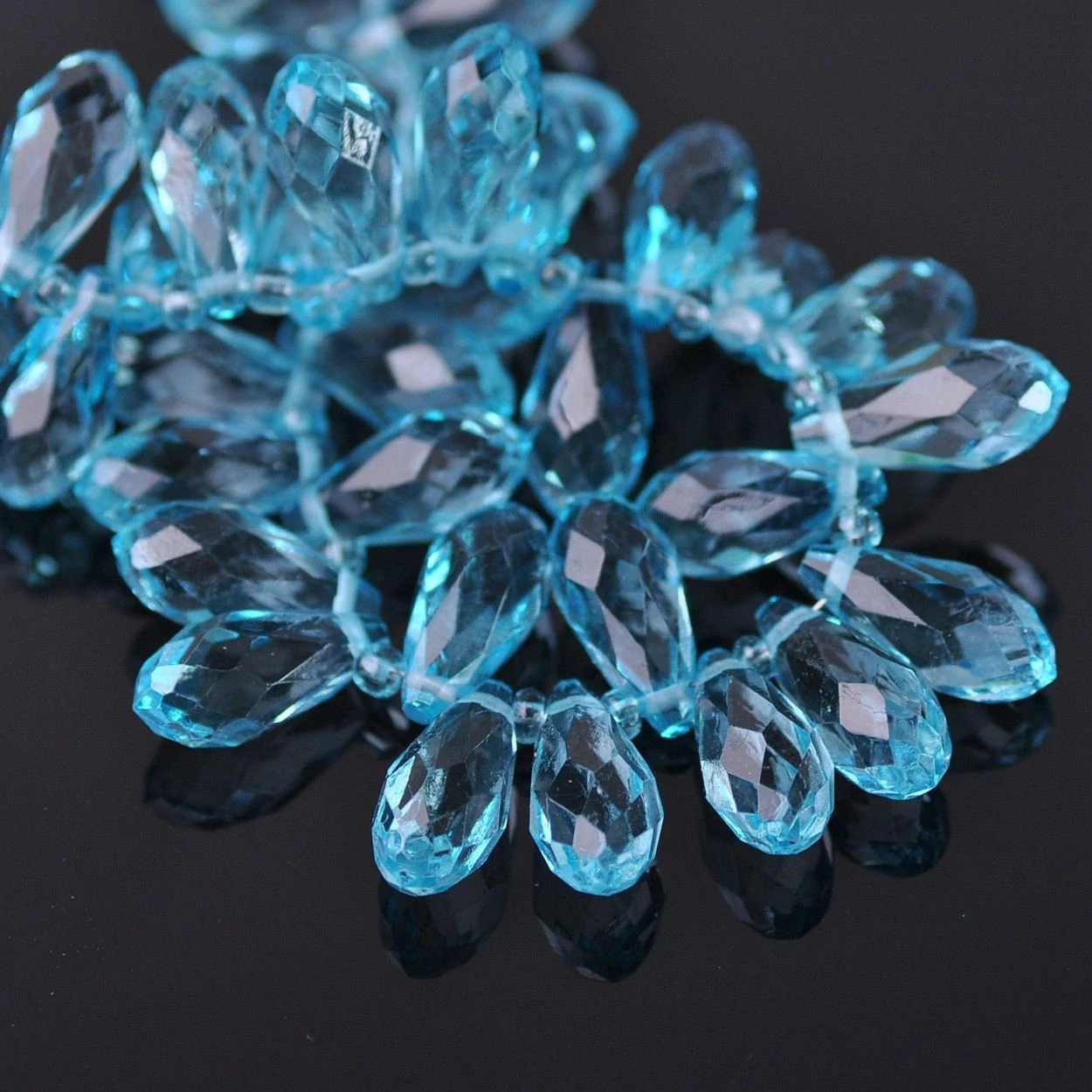 Kék csiszolt csepp üveg gyöngy, 16x8 mm