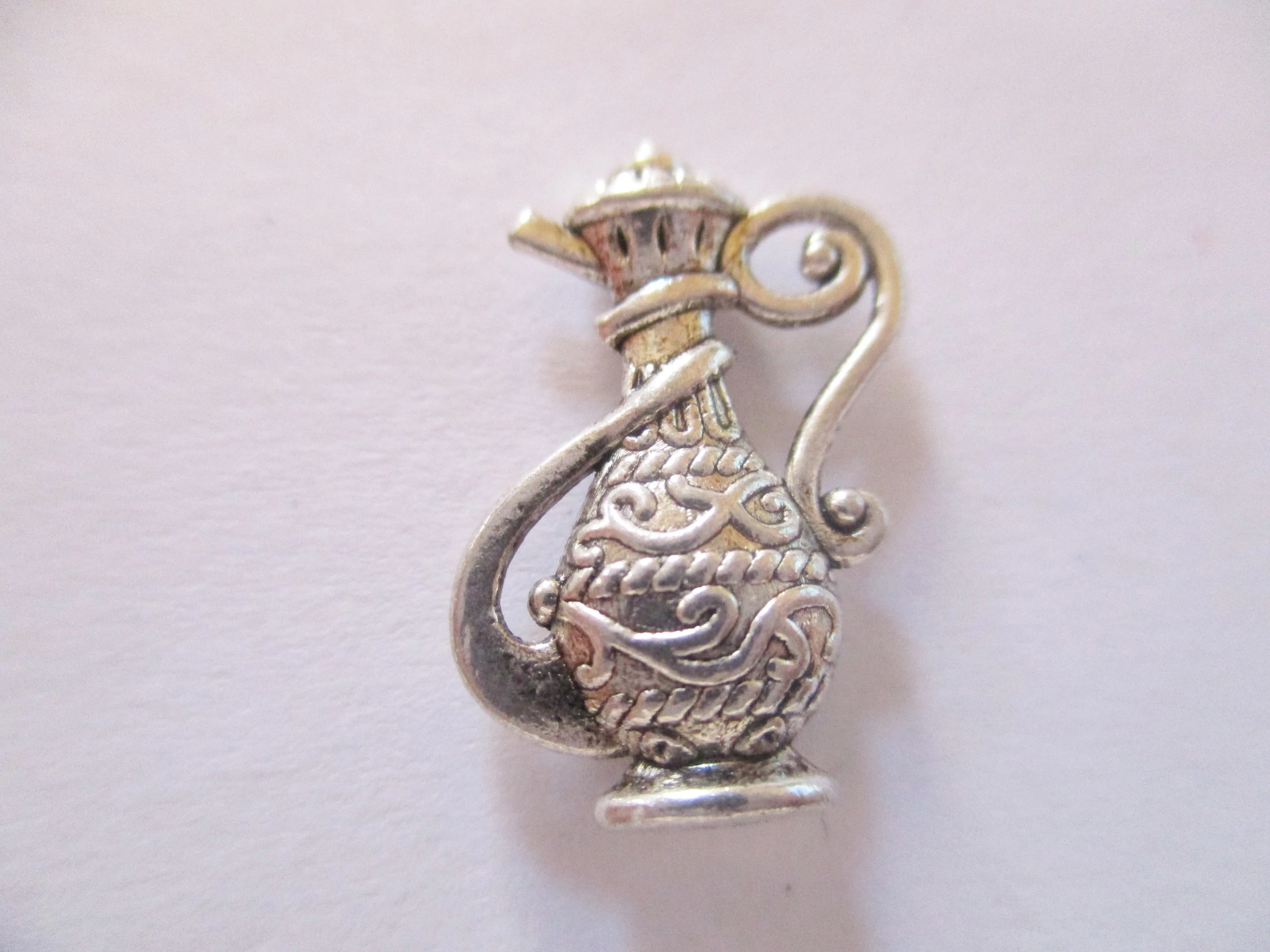 Kancsó fityegő, medál, antik ezüst színű, 17x12 mm