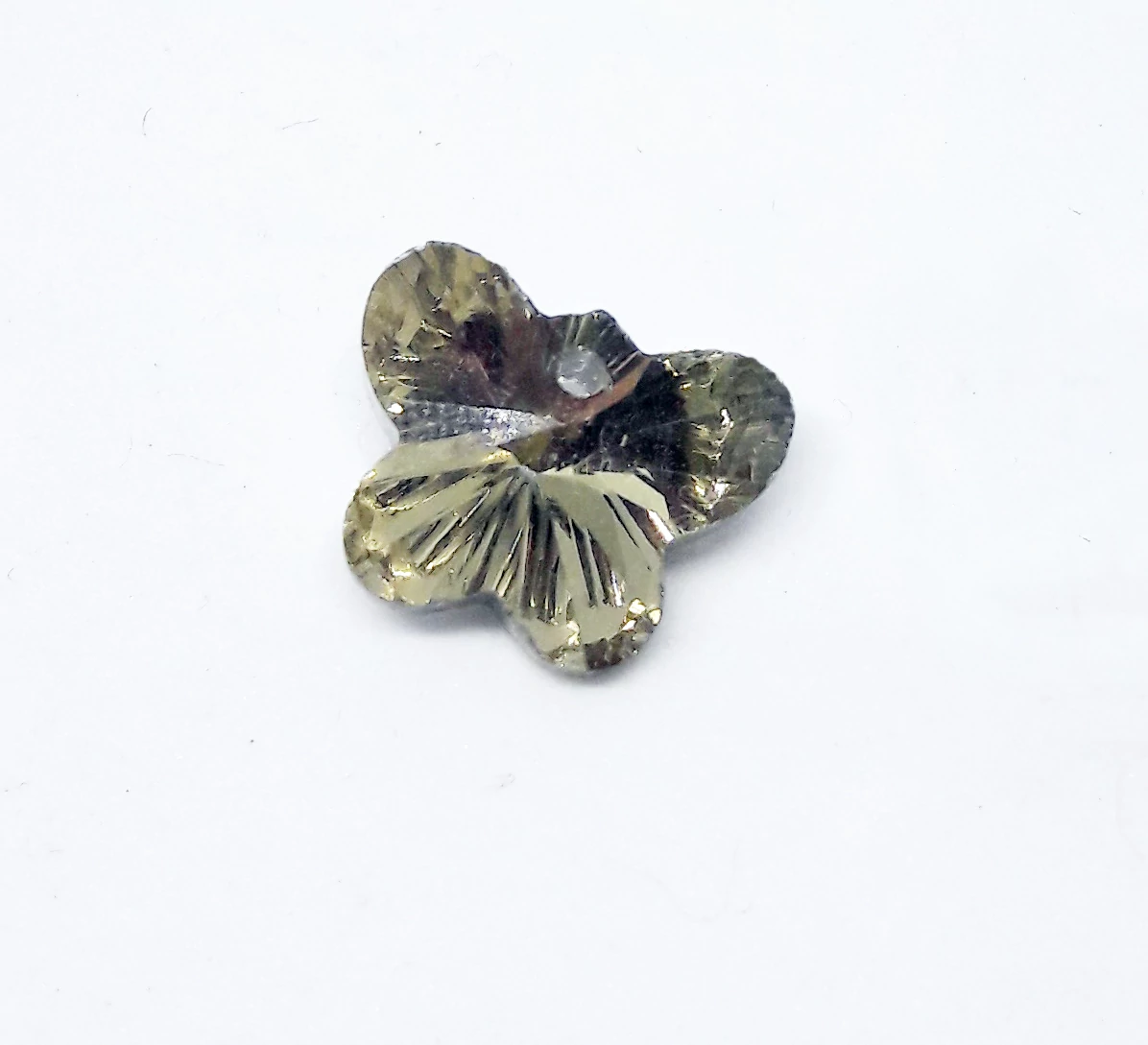 Sötét pezsgő színű lepke, üveg medál, 15x13 mm