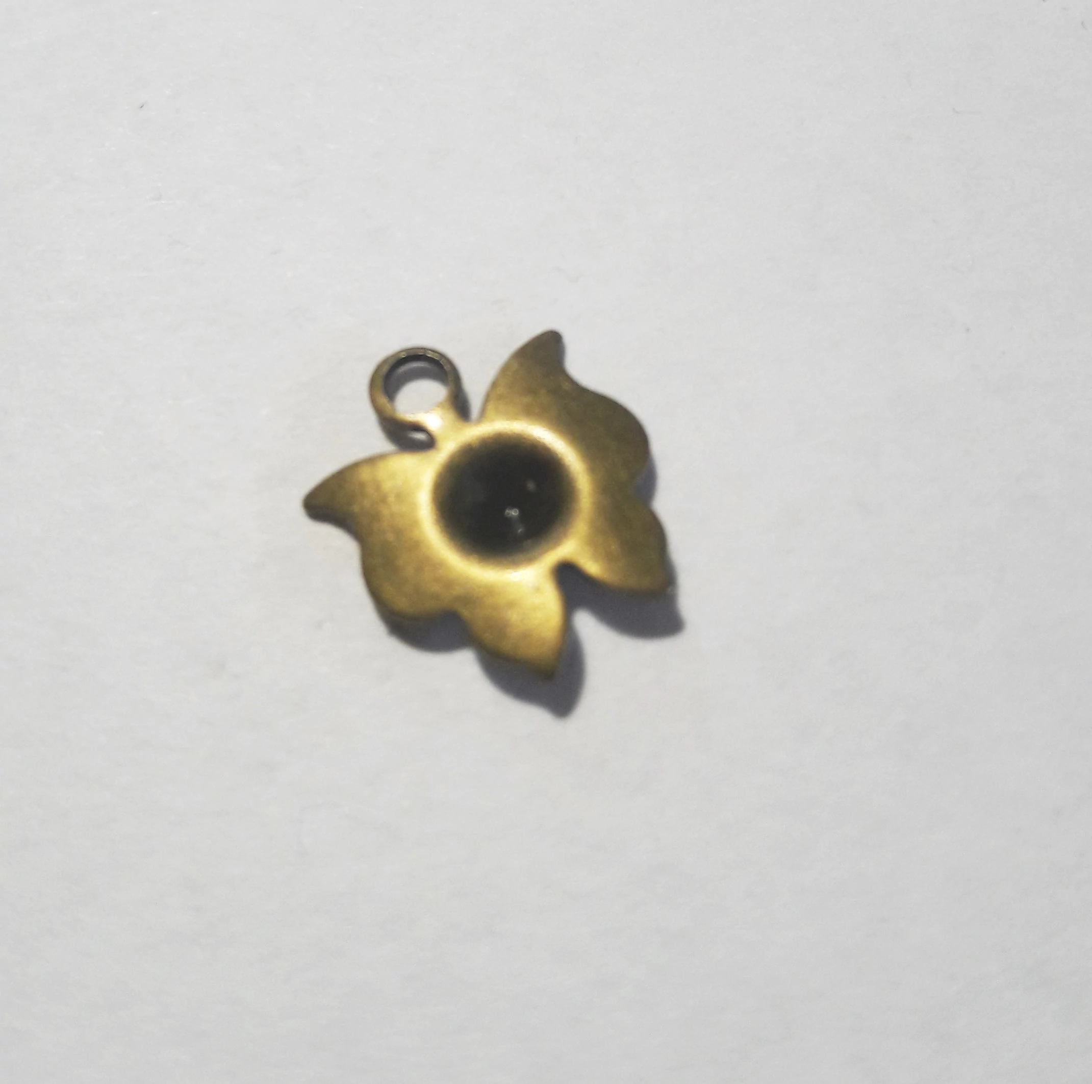 Lepke fityegő, medál, antik bronz színű, 10x10 mm