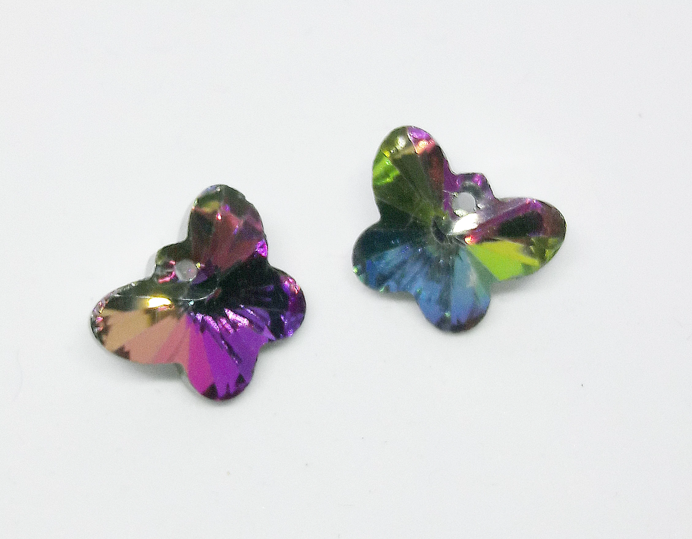 Színjátszó lepke, üveg medál, 15x13 mm
