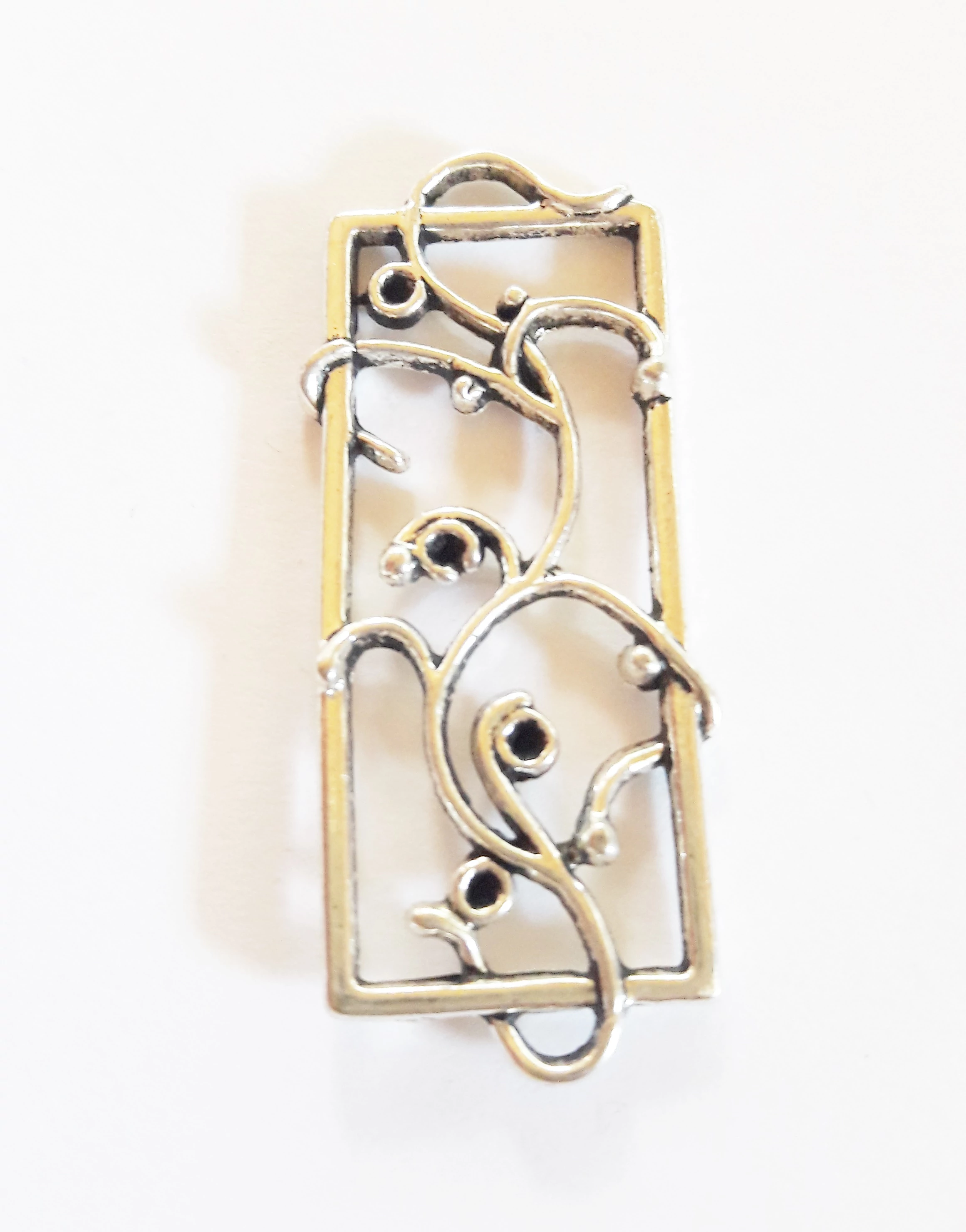 Indás téglalap fityegő, medál, összekötő, antik ezüst színű, 40x17 mm