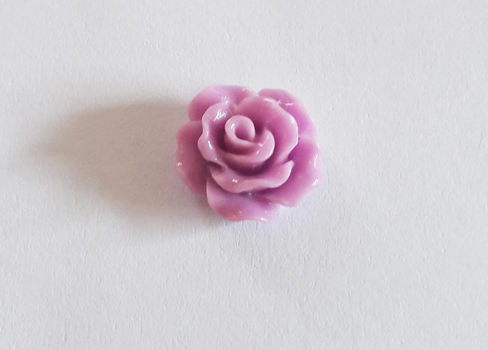 Műgyanta virág kaboson, lila, 10x4 mm