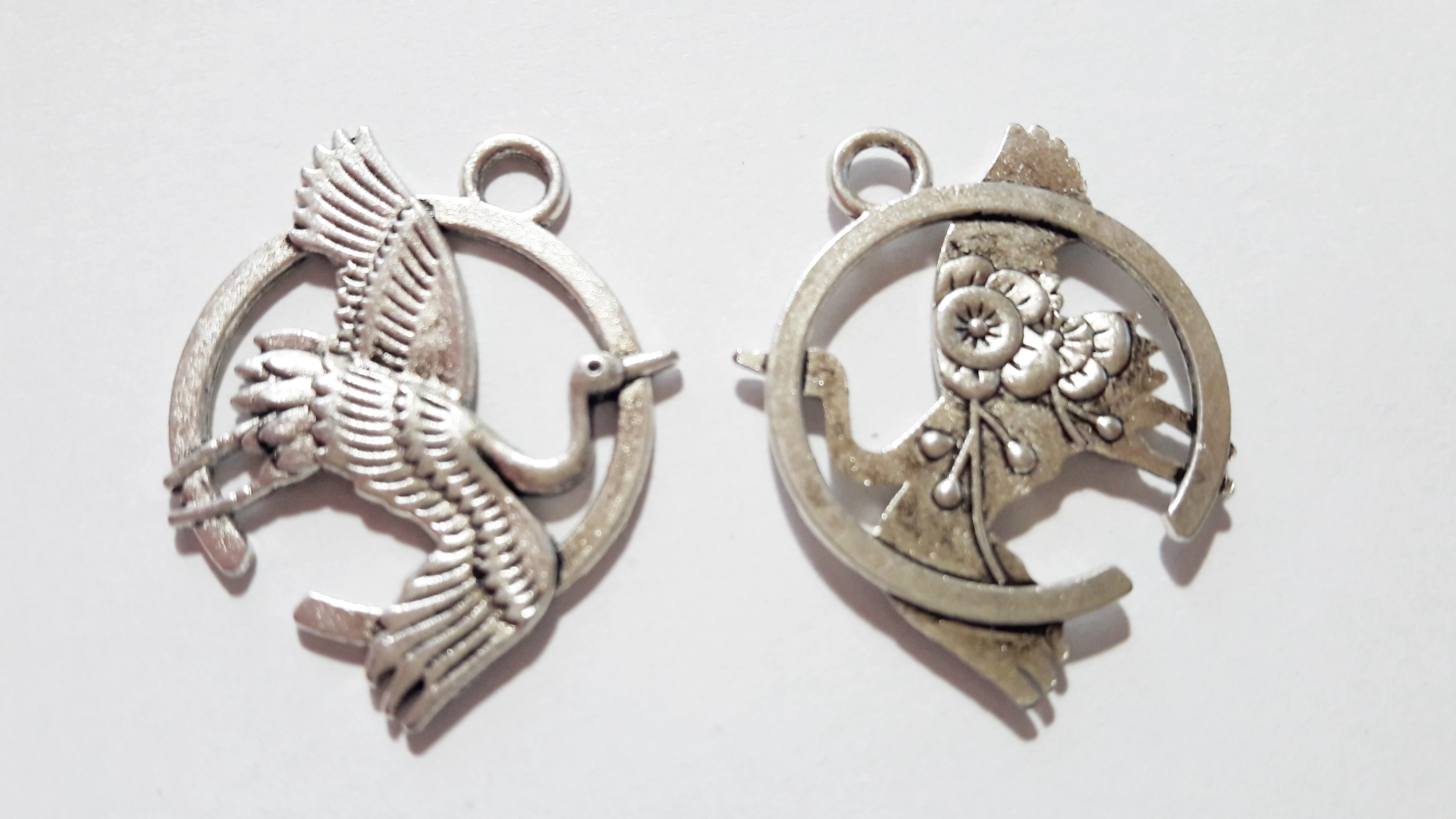 Gólya, madár fityegő, medál, antik ezüst színű, 27x22 mm