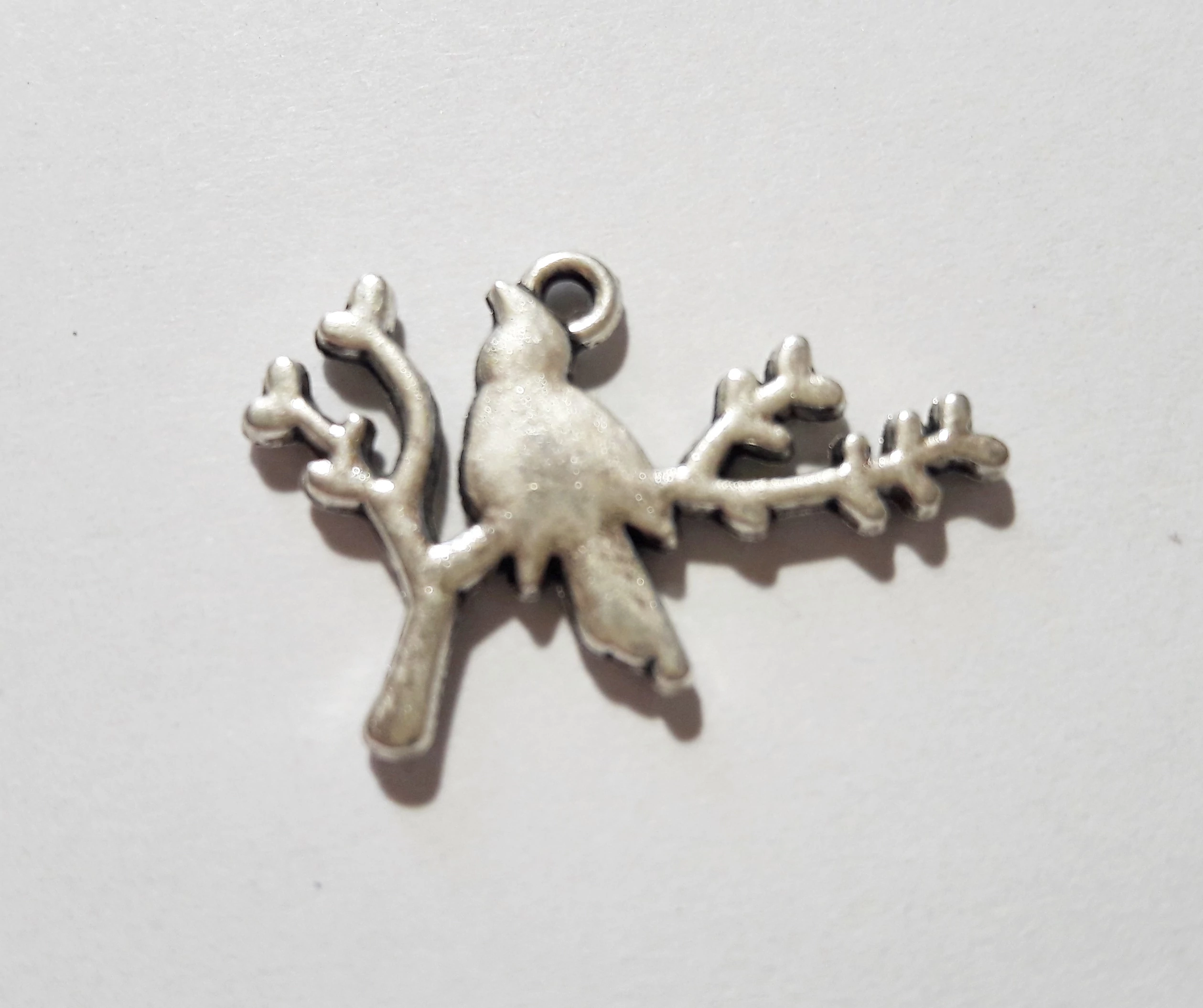 Madár, ág fityegő, medál, antik ezüst színű, 25x18 mm