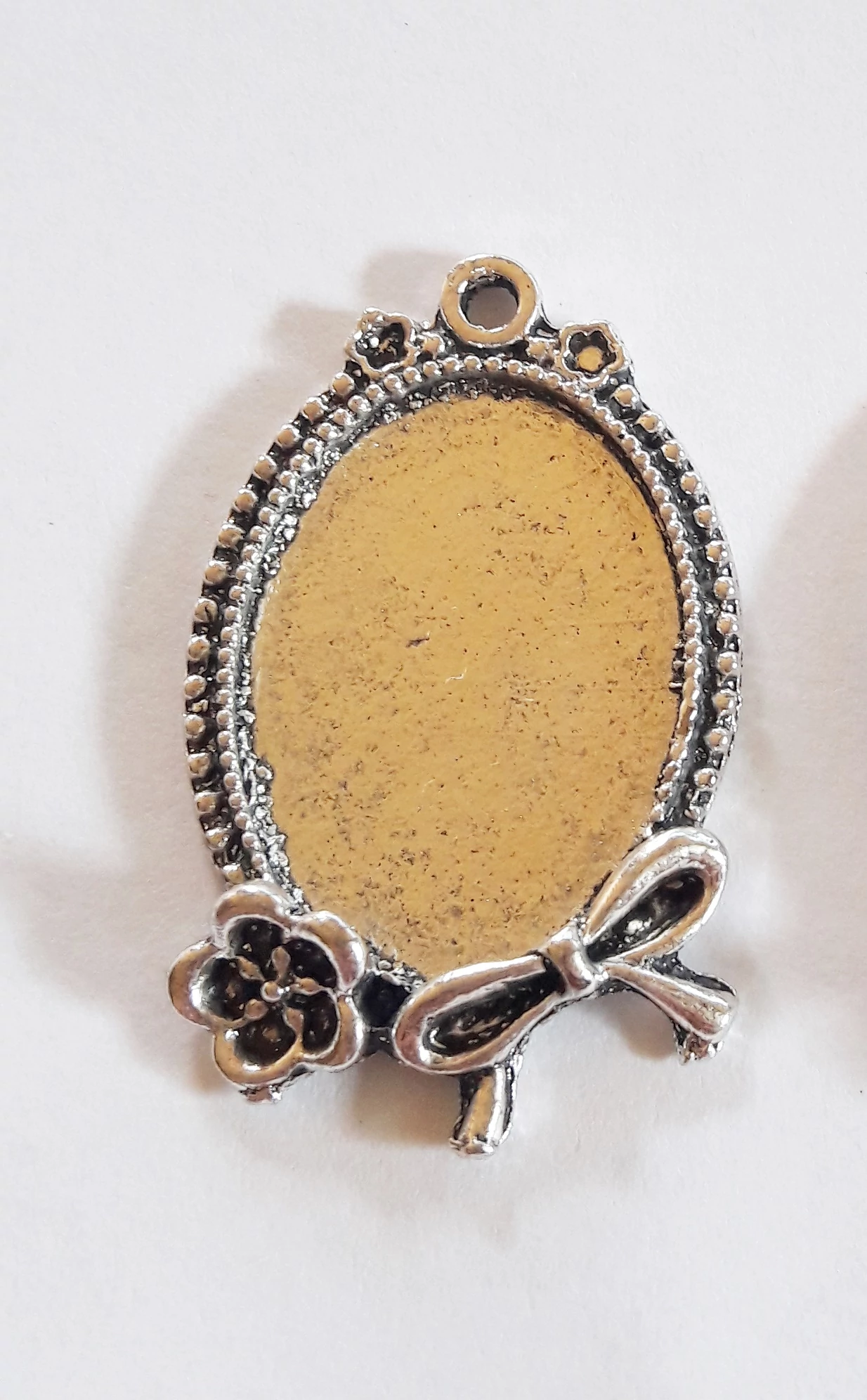 Ovális díszes medálalap, antik ezüst színű, 37x23 mm, 25x18 mm-es lencséhez