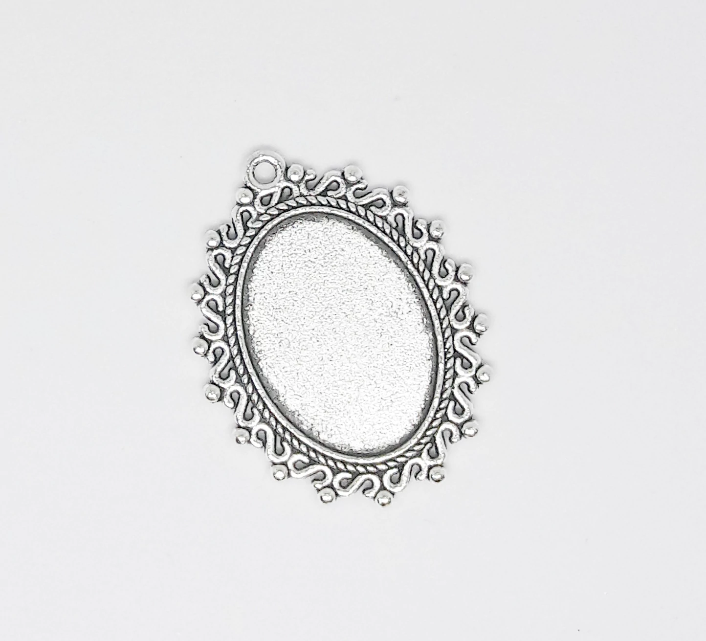 Díszes medálalap, antik ezüst színű, 38x30 mm, 25x18 mm-es lencséhez