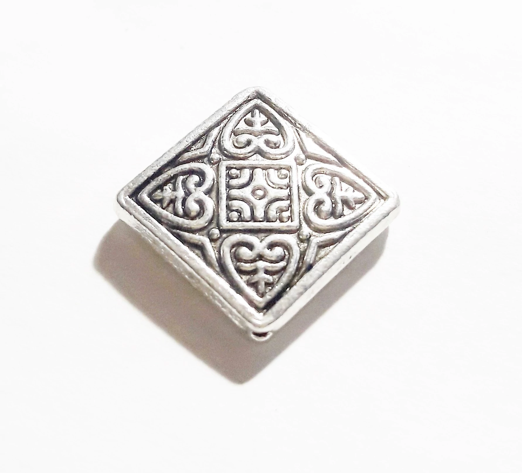 Mintás négyzet köztes, antik ezüst színű, 15x15 mm