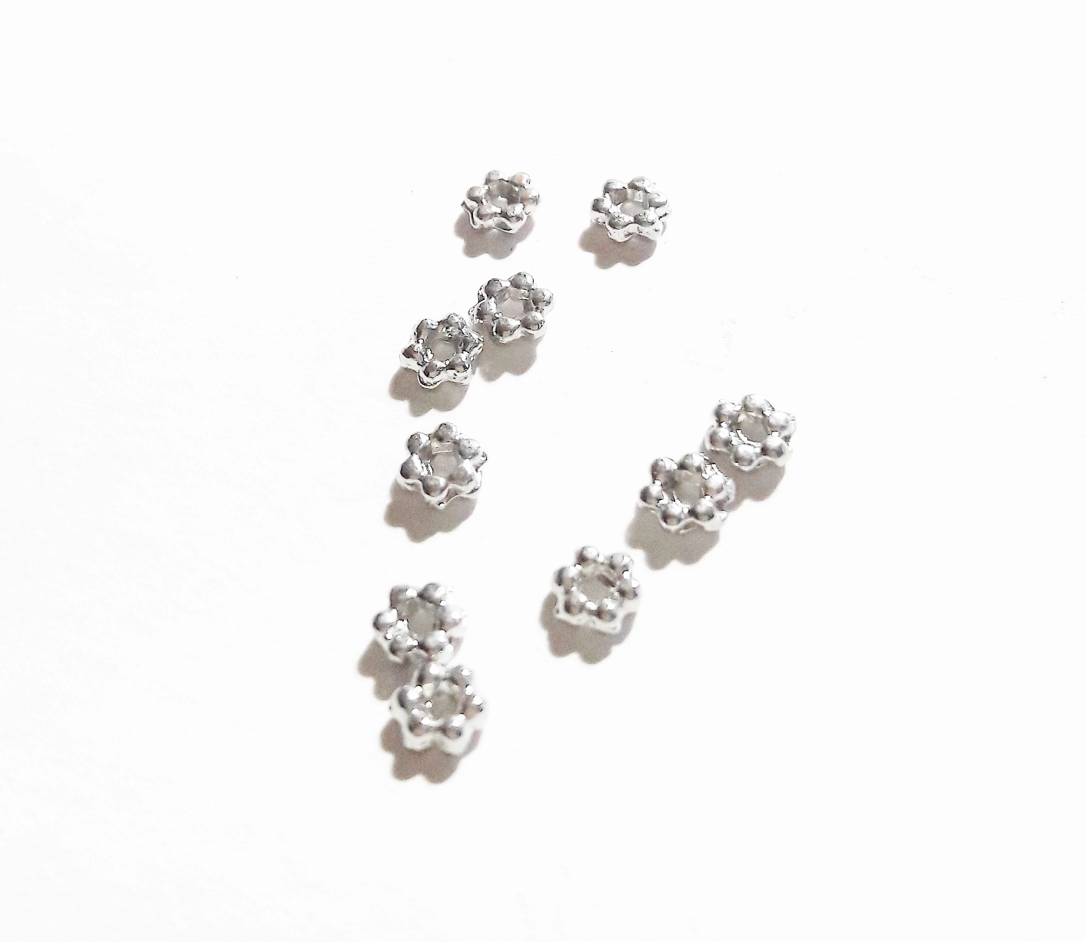 Mini virág köztes, antik ezüst színű, 3,5 mm
