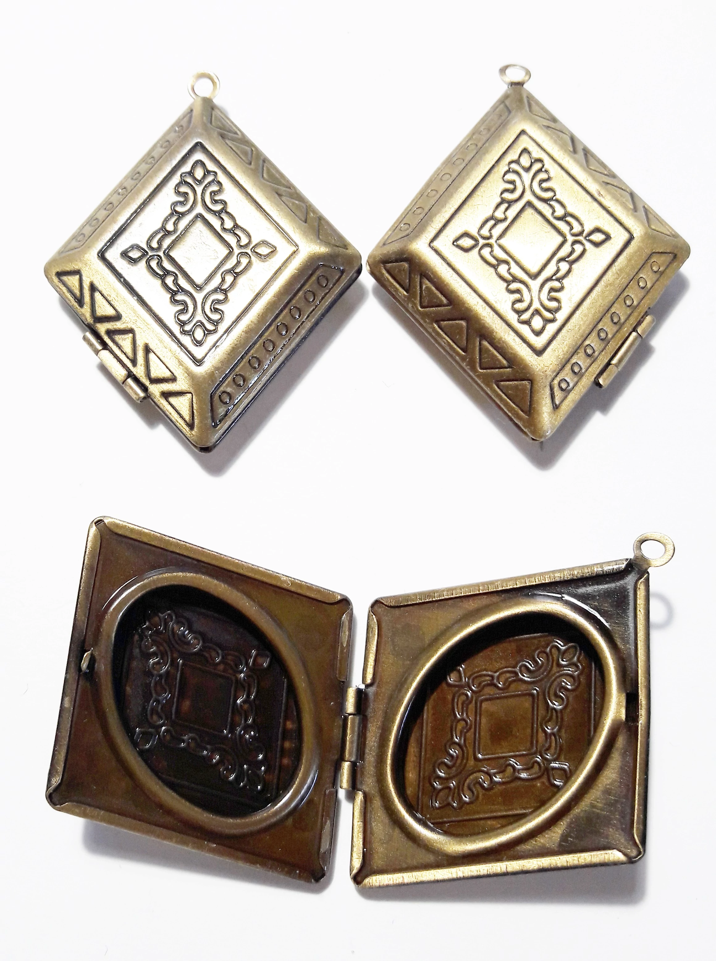 Mintás, rombusz alakú, nyitható emlék medál, antik bronz színű, 32x41mm