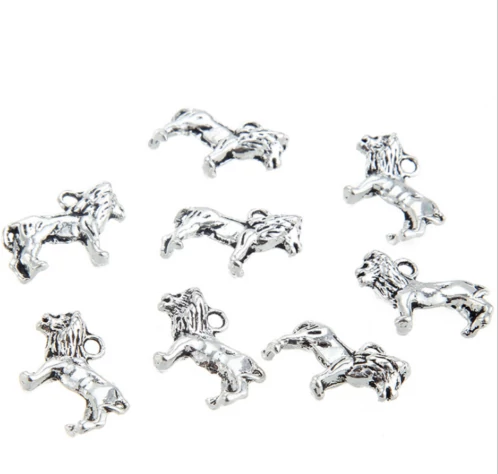 Oroszlán fityegő, medál, antik ezüst színű, 20x14x4 mm