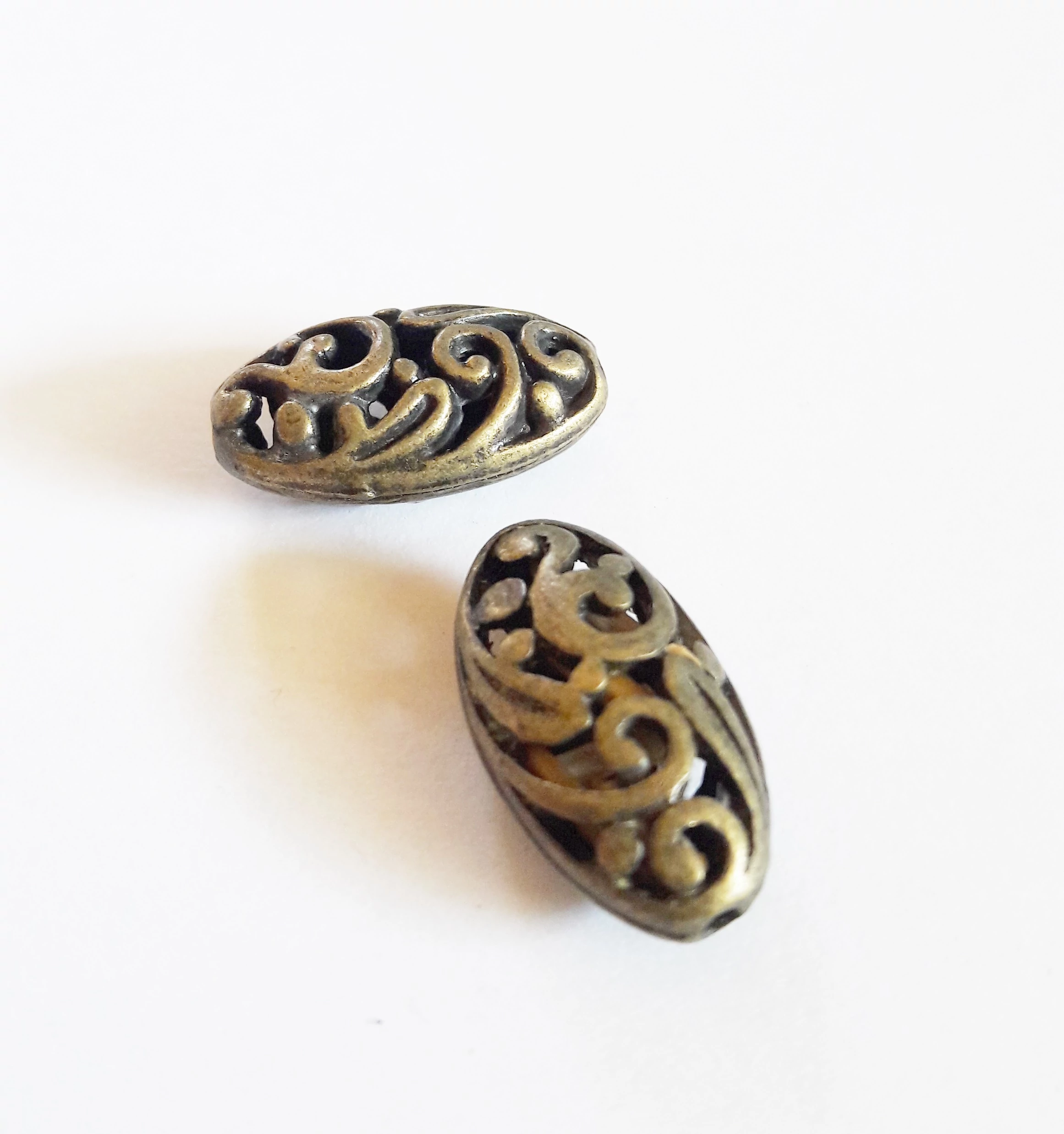 Áttört ovális köztes, antik bronz színű, 18x10x7 mm