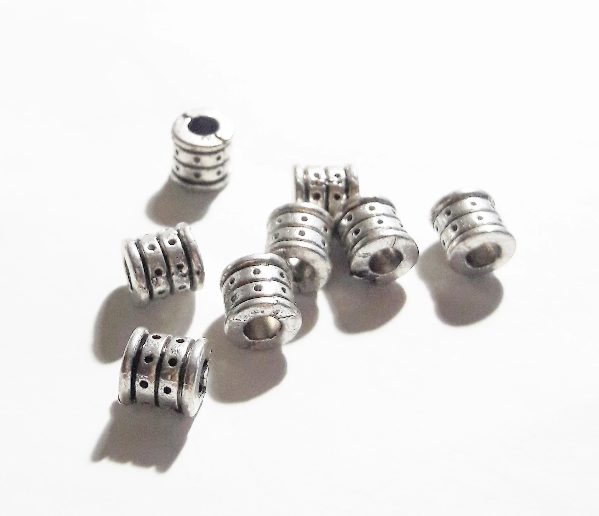 Pöttyös henger köztes, antik ezüst színű, 6x5 mm