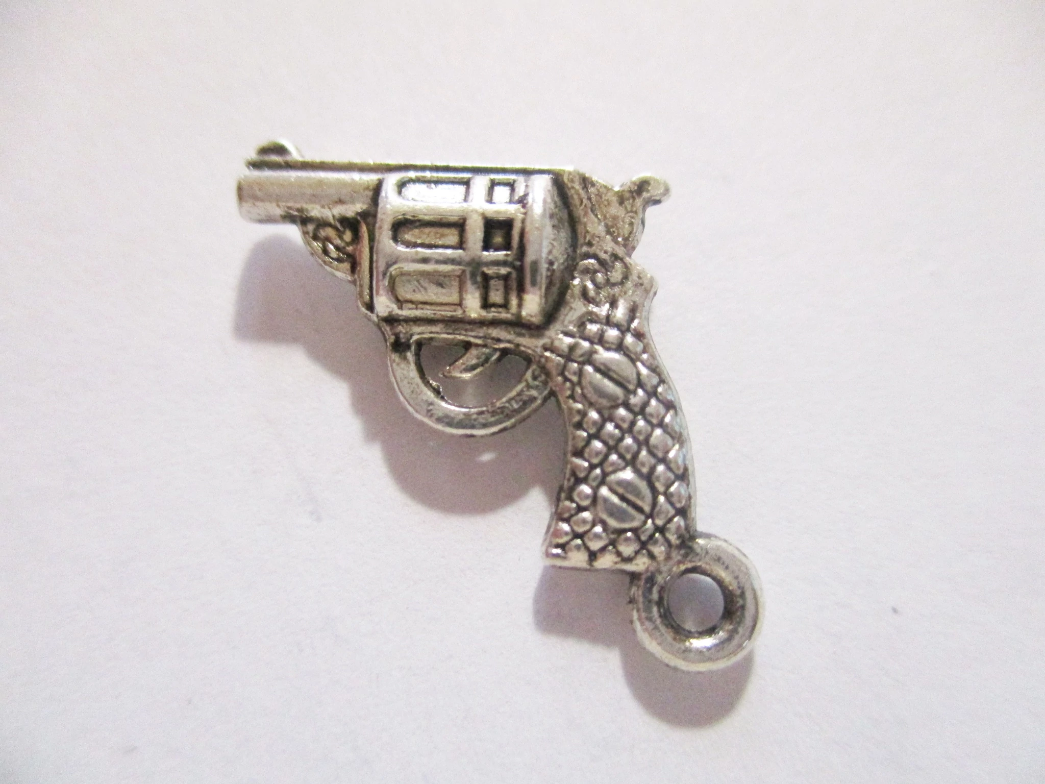 Pisztoly fityegő, medál, antik ezüst színű, 17x16 mm