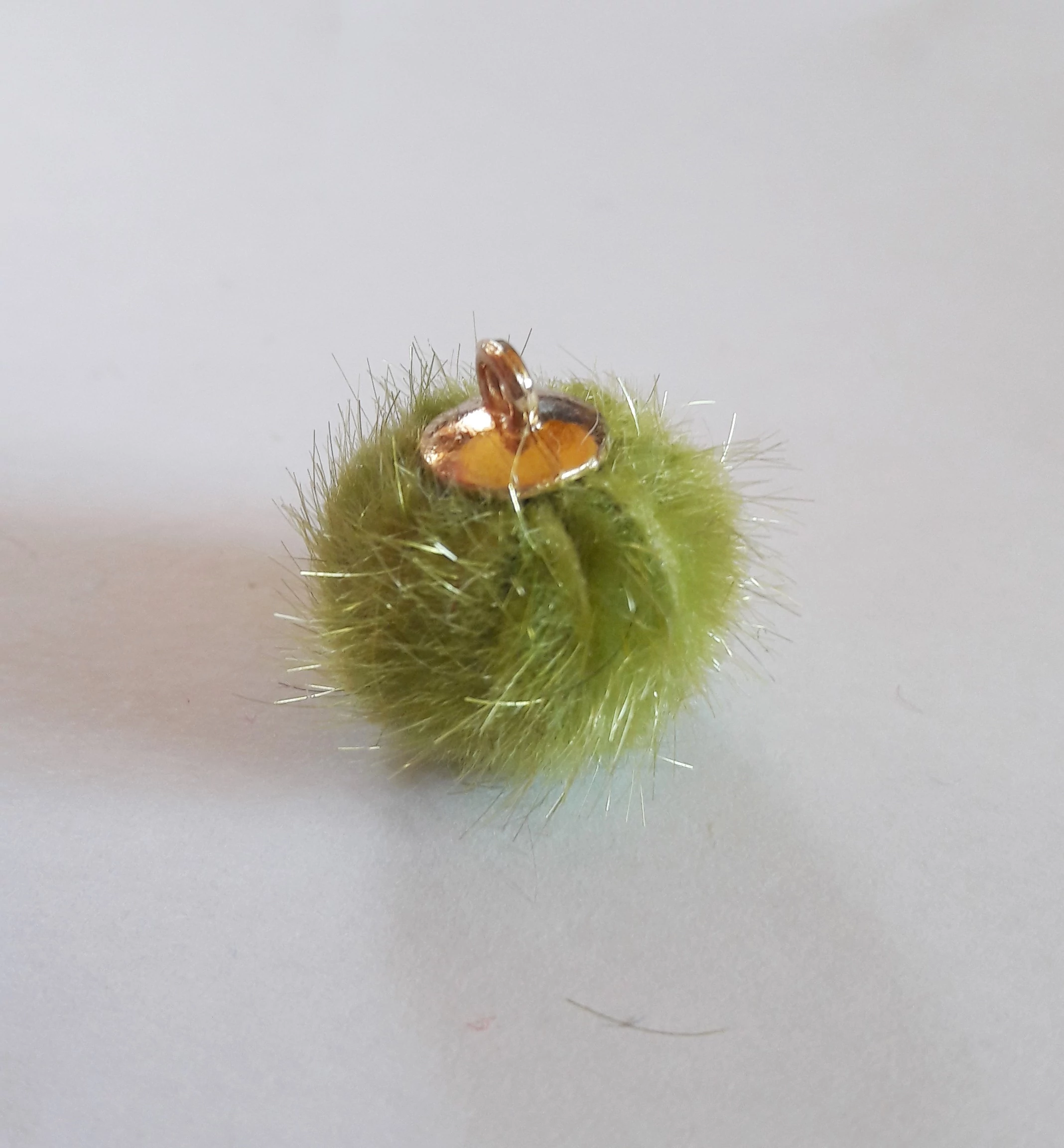 Szőrme golyó fityegő, medál, világoszöld, 17 mm