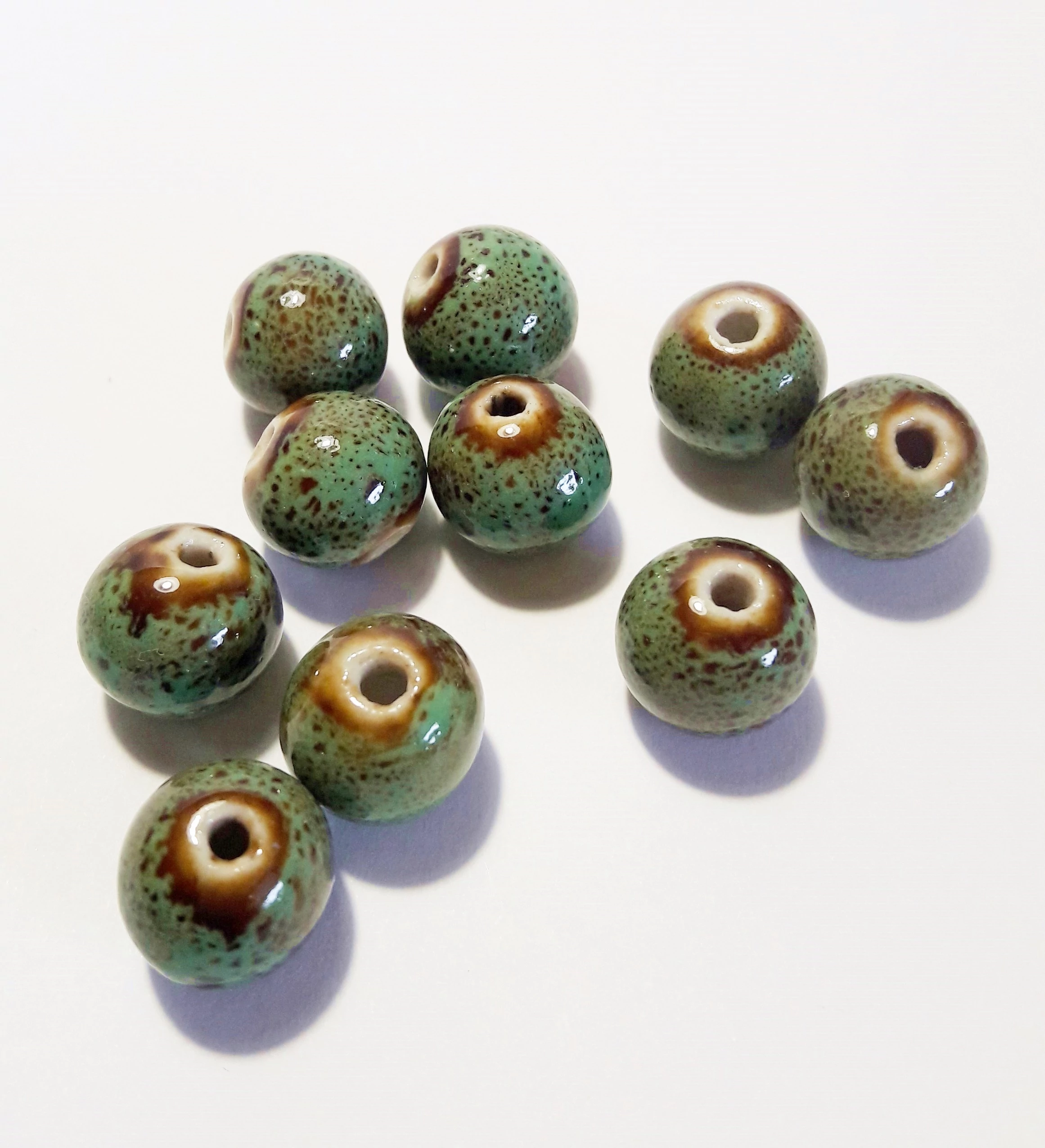 Zöld porcelán gyöngy, 10 mm