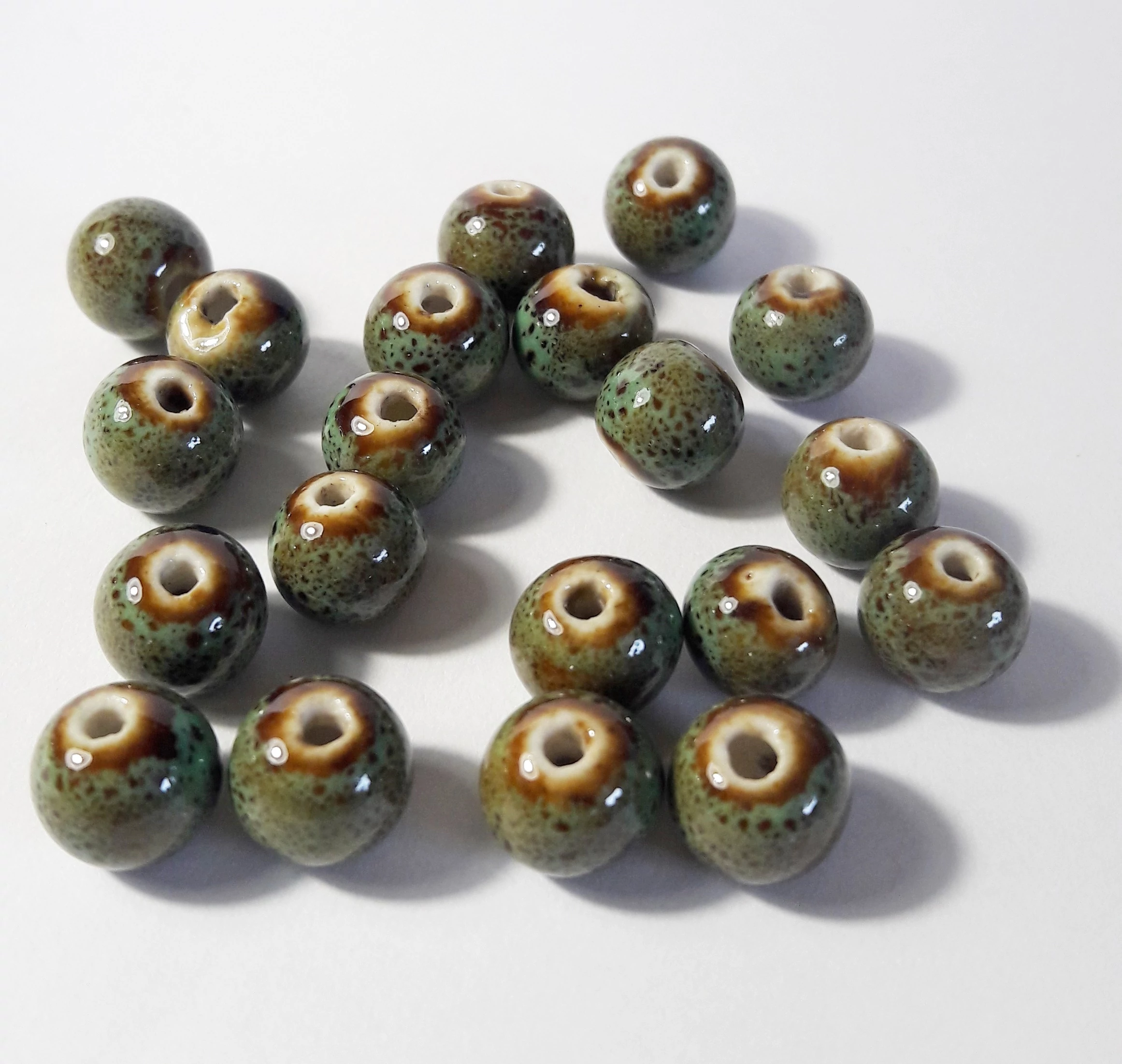 Zöld porcelán gyöngy, 8 mm