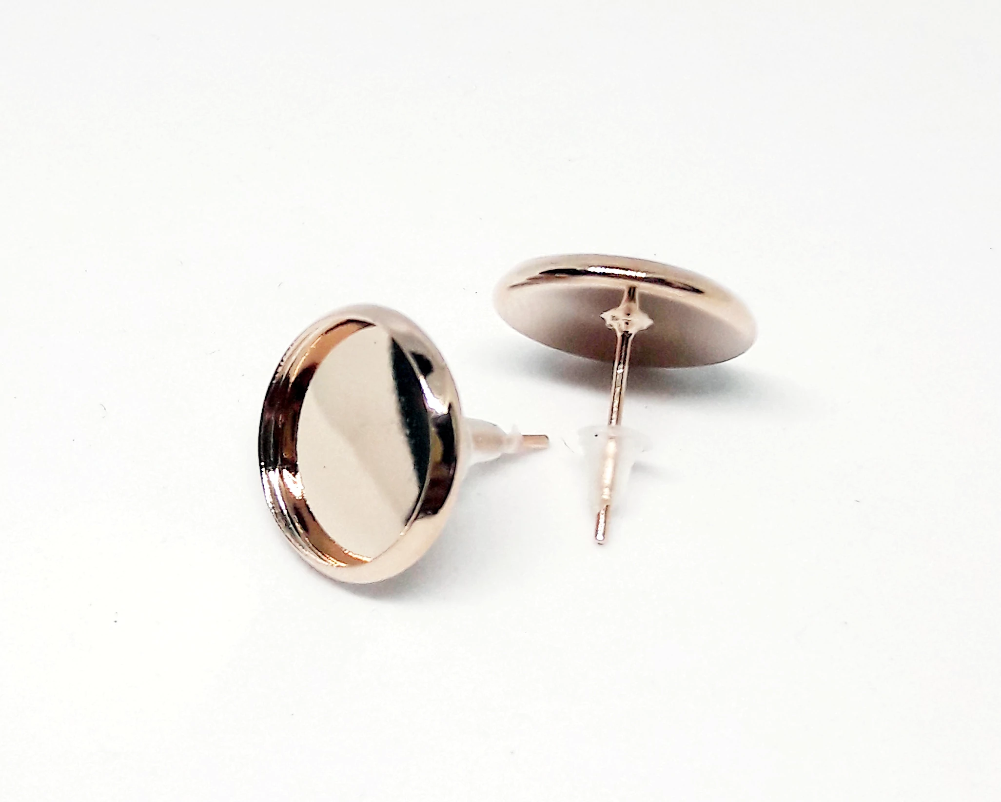 Kerek tányéros bedugós fülbevalóalap, rózsa arany színű, 14x14 mm, 12 mm-es lencséhez, 1 pár/cs