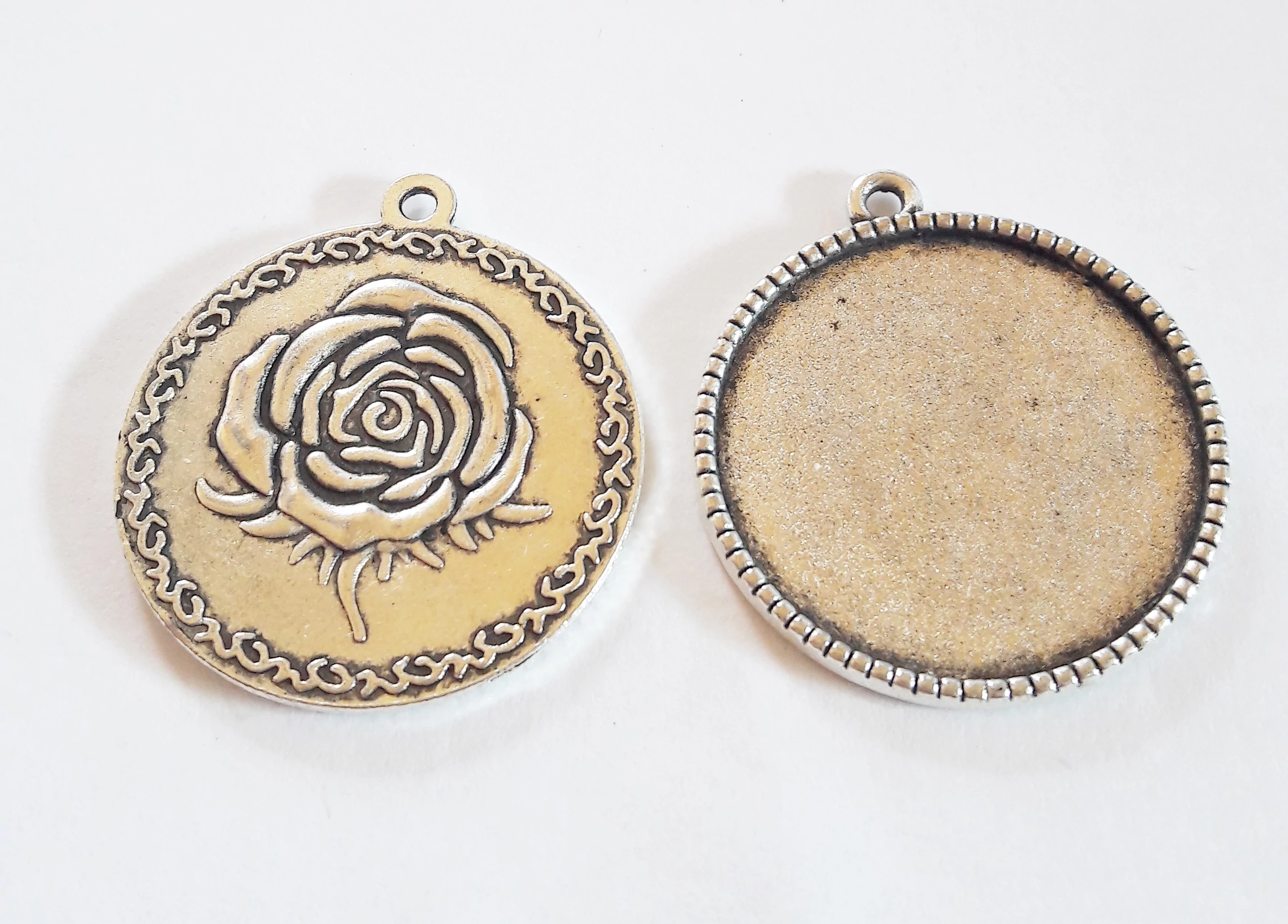 Rózsás medálalap, antik ezüst színű, 30x27 mm, 25 mm-es lencséhez