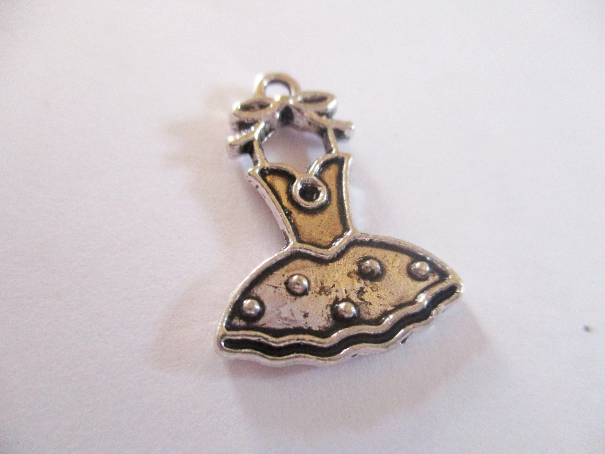 Ruha fityegő, medál, antik ezüst színű, 21x15 mm