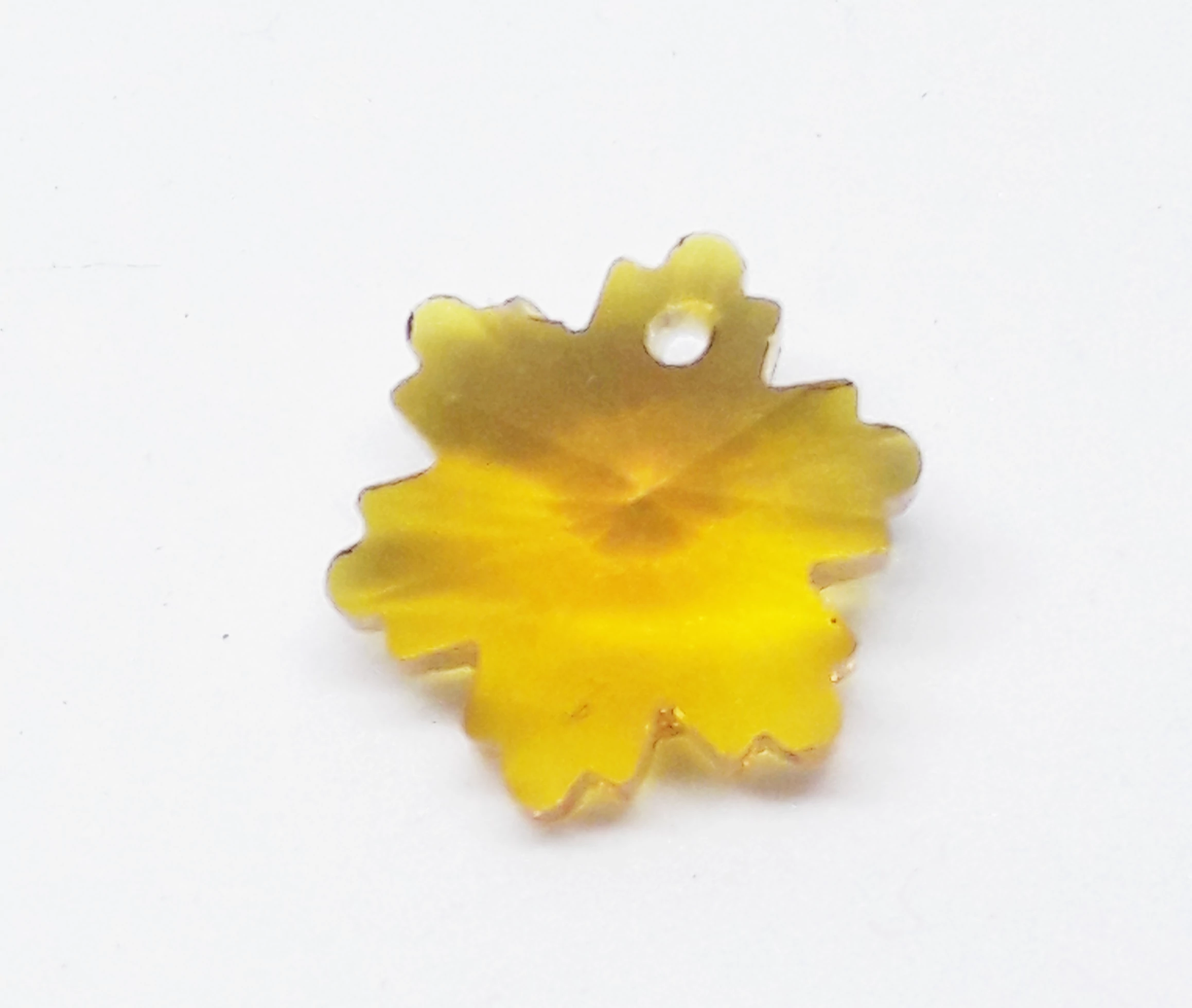 Sárga hópehely, hópihe, jégvirág, virág, üveg medál, 13x8 mm