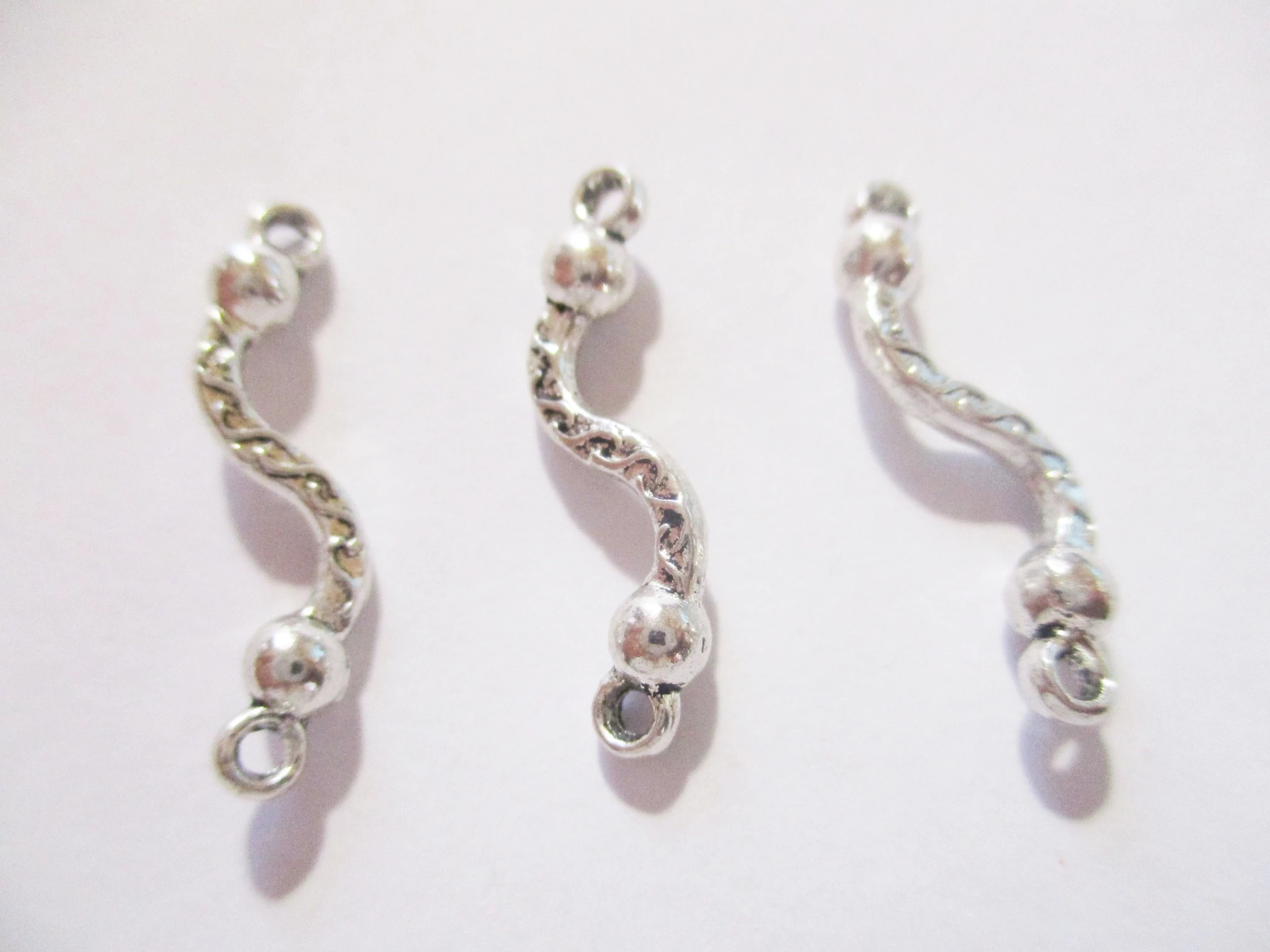 S  alakú összekötő, antik ezüst színű, 22x6 mm