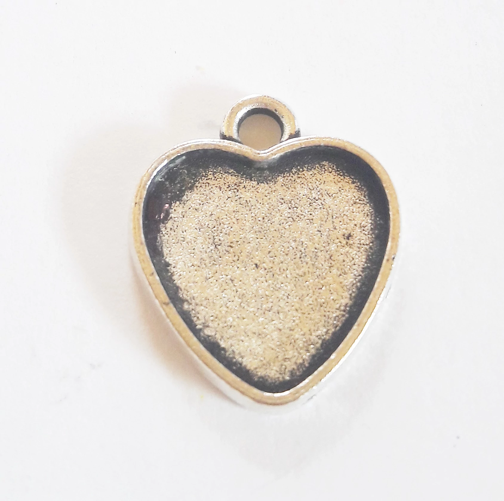 Szív medálalap, antik ezüst színű, 21x18 mm, 16x16 mm-es lencséhez