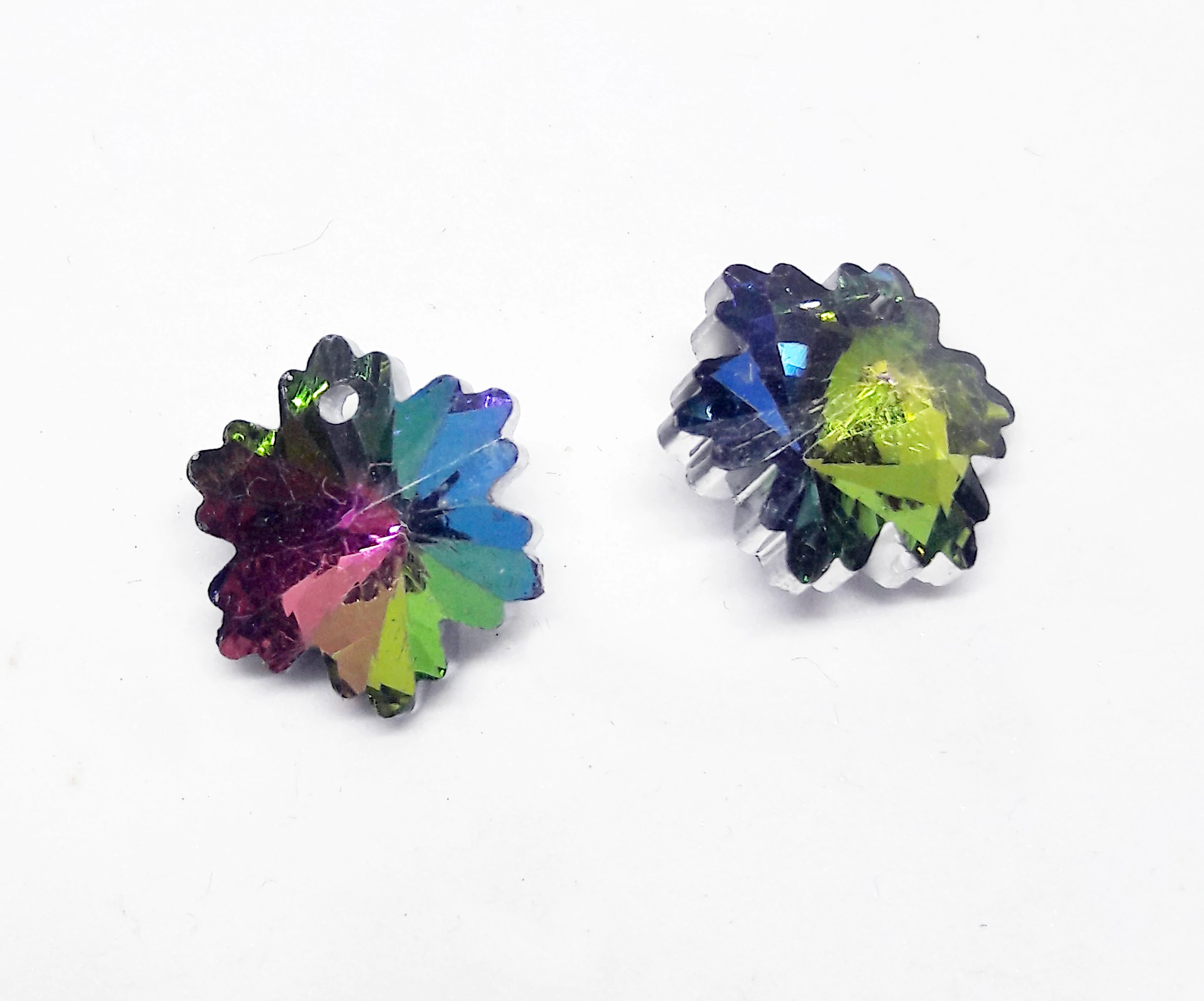Színjátszó hópehely, hópihe, jégvirág, virág üveg medál, 13x8 mm