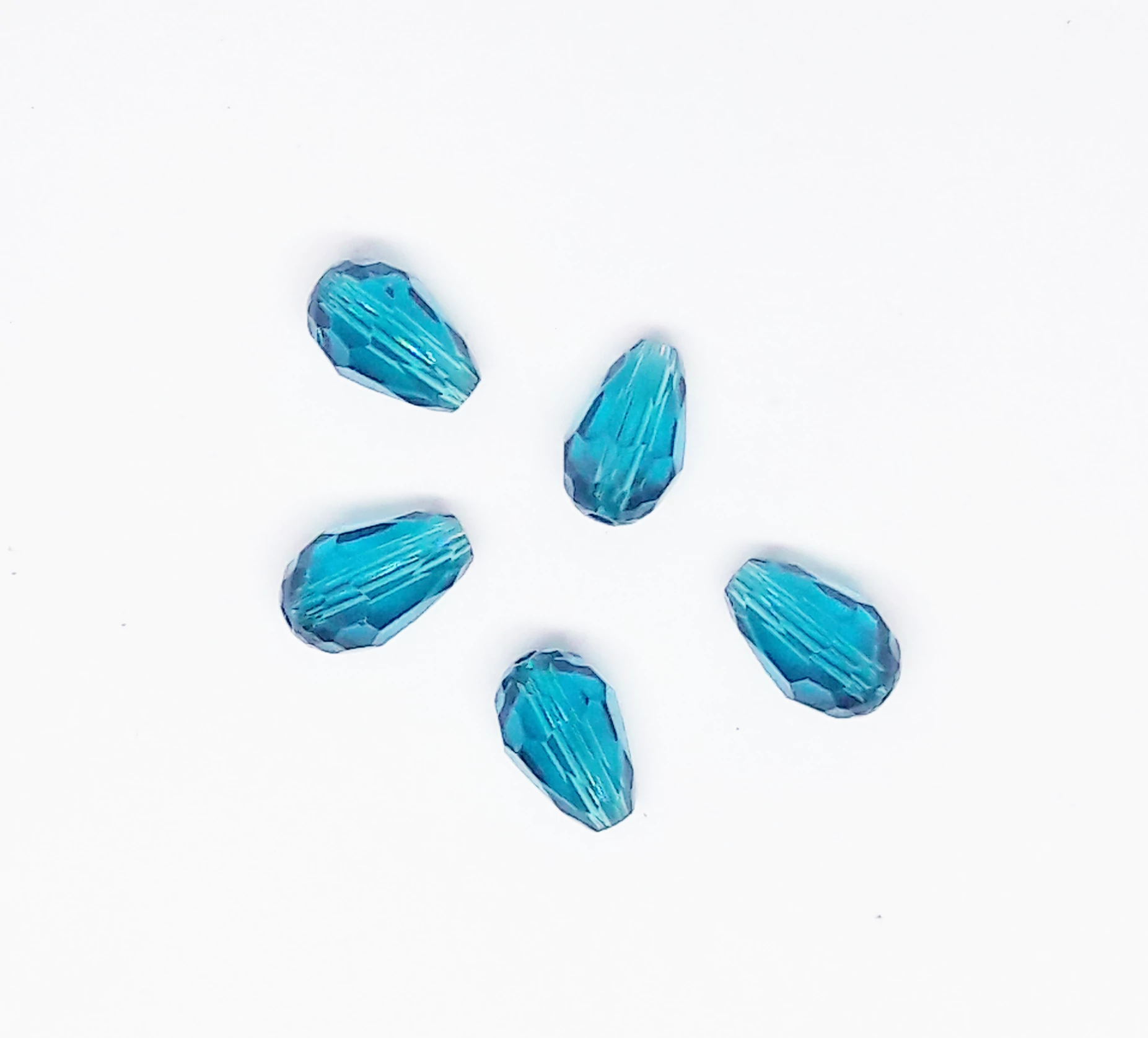 Türkiz kék csiszolt csepp üveg gyöngy, 12x6 mm