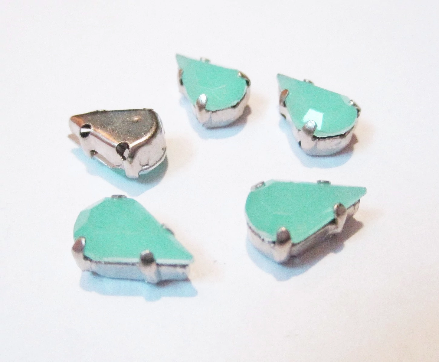 Csepp távtartó, köztes, opál türkiz színű kővel, antik ezüst színű, 9x6 mm