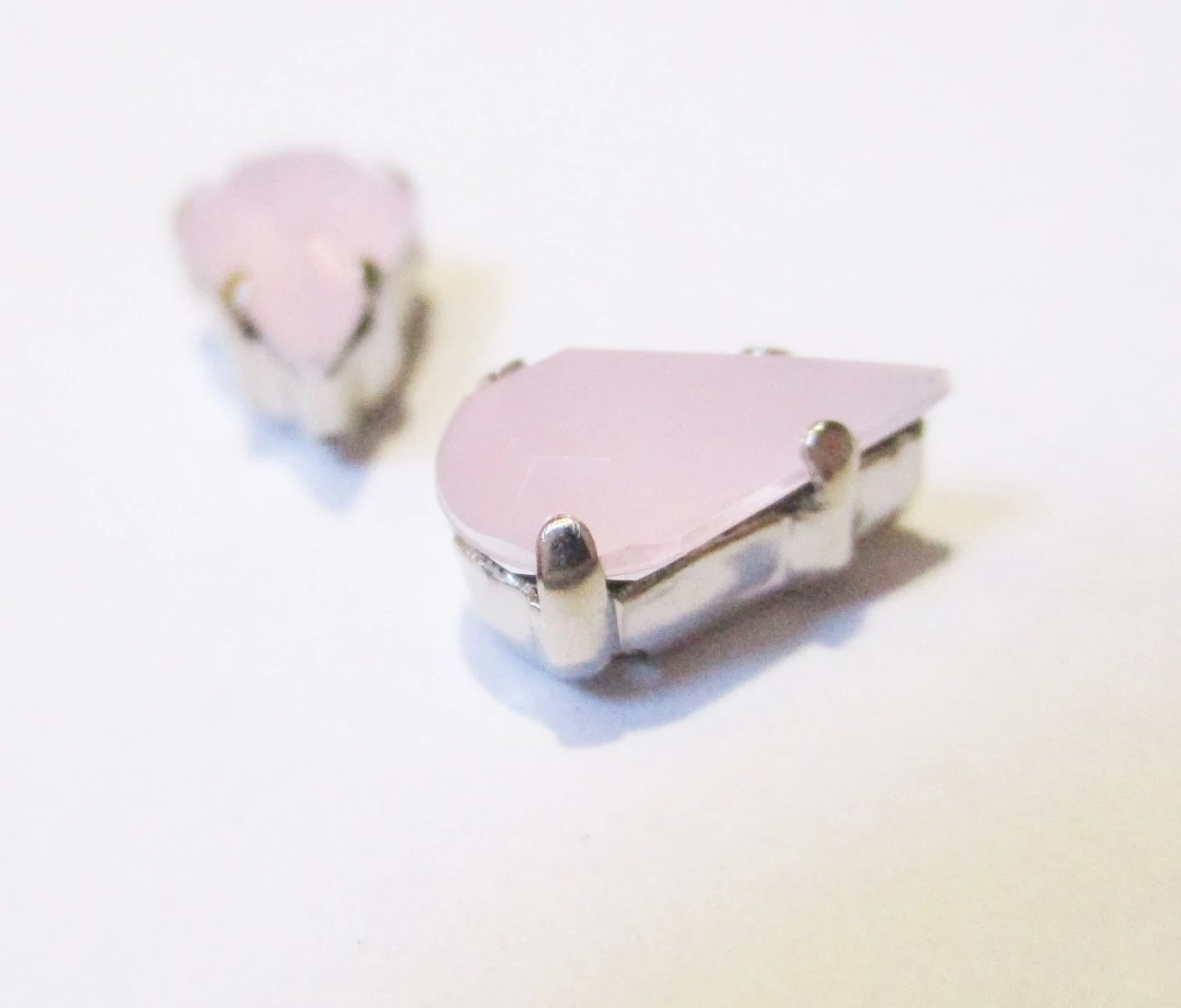 Csepp távtartó, köztes, opál rózsaszín színű kővel, antik ezüst színű, 9x6 mm