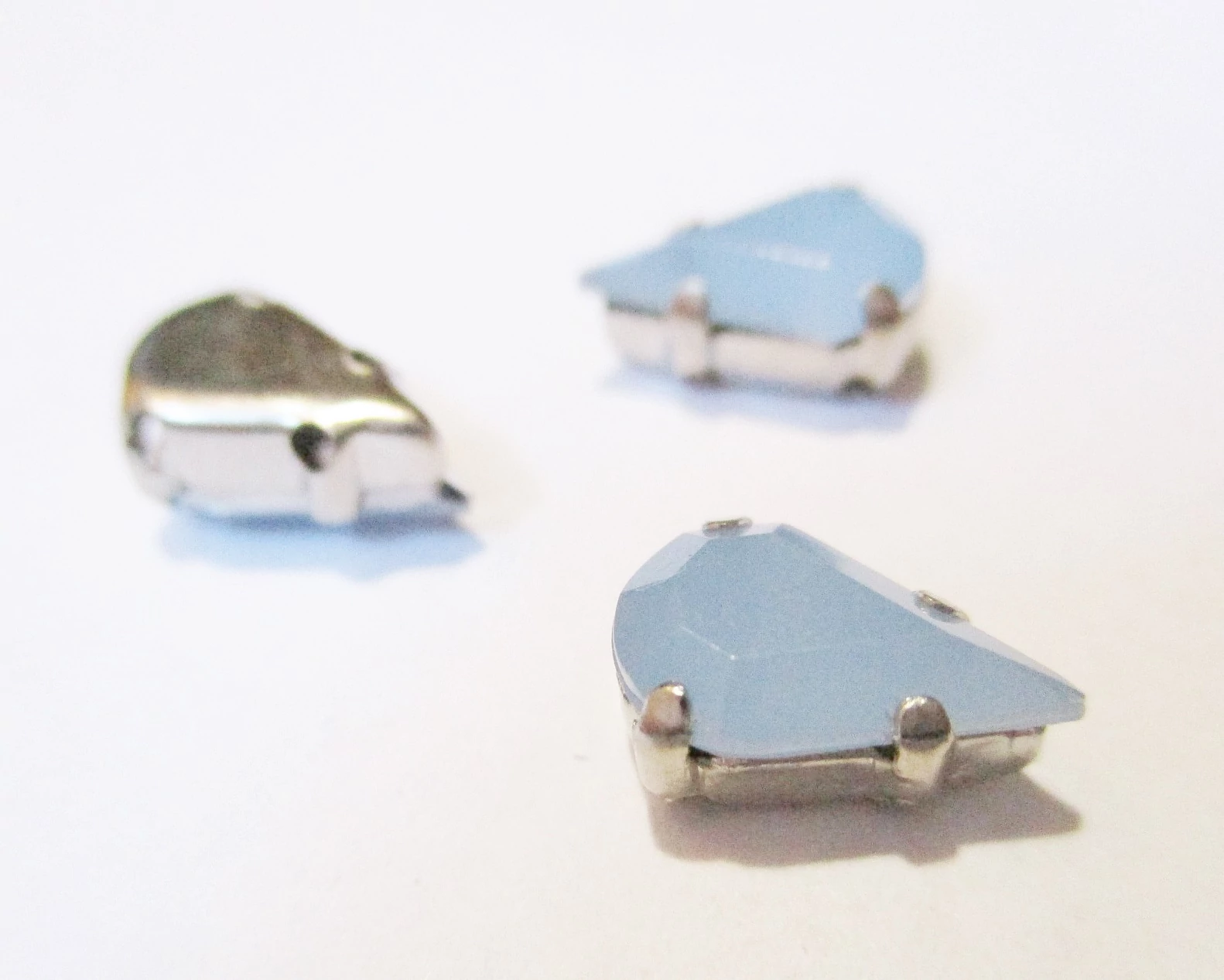 Csepp távtartó, köztes, opál égkék színű kővel, antik ezüst színű, 9x6 mm