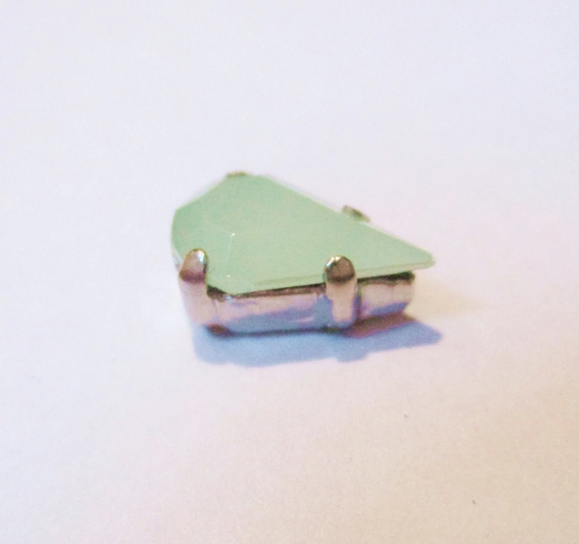 Csepp távtartó, köztes, opál zöld színű kővel, antik ezüst színű, 9x6 mm