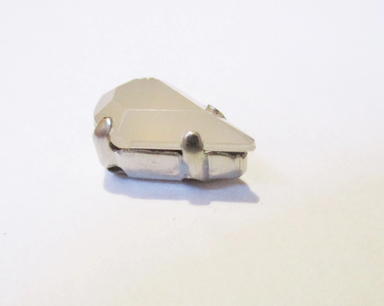 Csepp távtartó, köztes, opál világosbarna színű kővel, antik ezüst színű, 9x6 mm