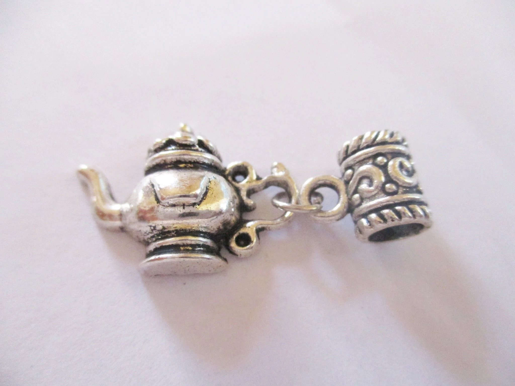 Teáskanna, csésze és medálakasztó fityegő, medál, antik ezüst színű, 32x15 mm