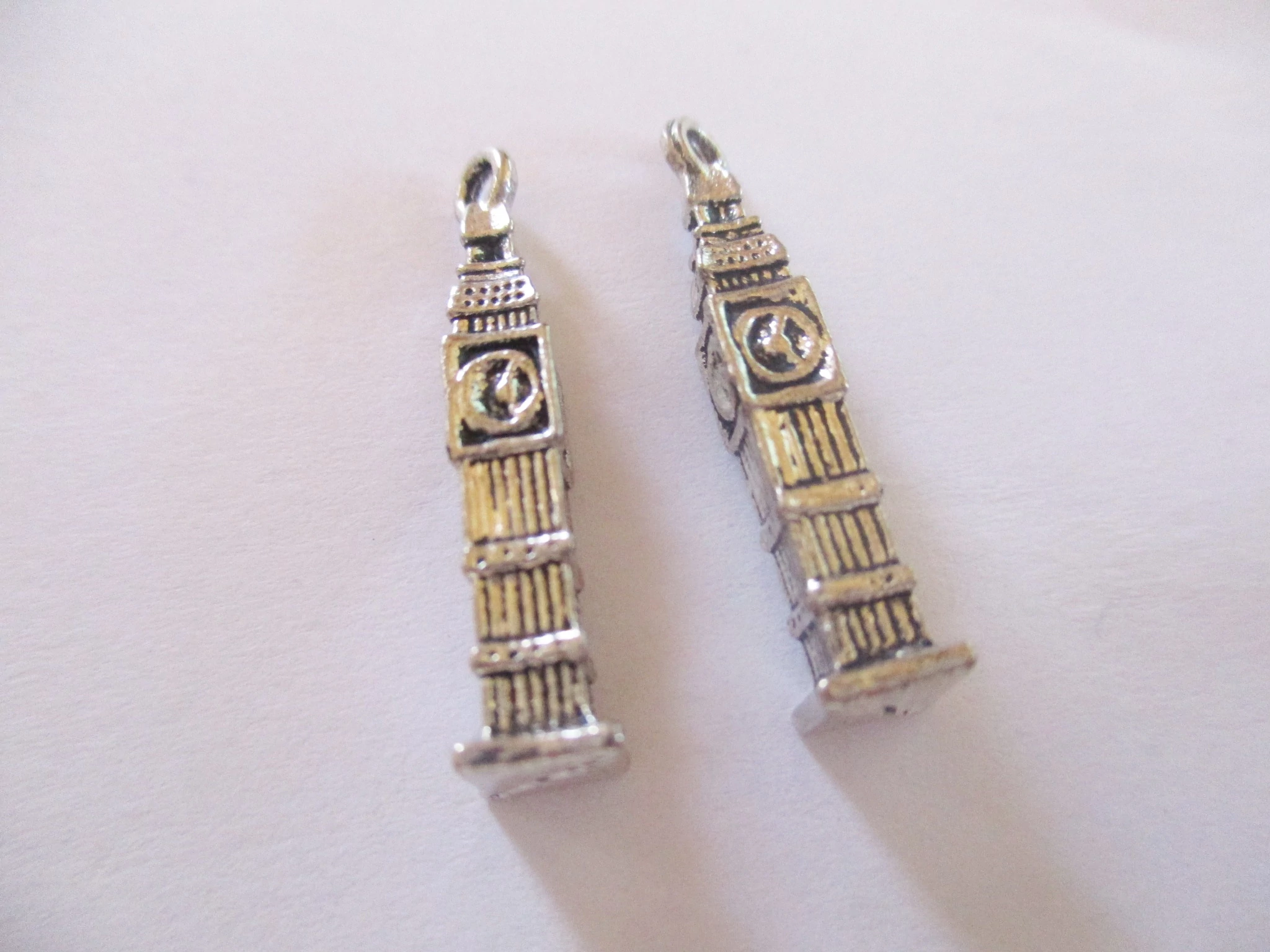 Óra torony, Big Ben fityegő, medál, antik ezüst színű, 25x5x5 mm