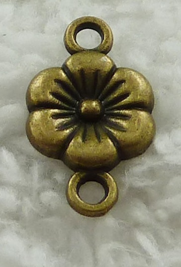 Virág fityegő, medál, összekötő, antik bronz színű, 18x10 mm