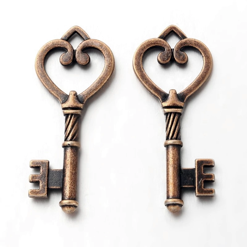 Kulcs fityegő medál, vörösréz színű, 45x19 mm