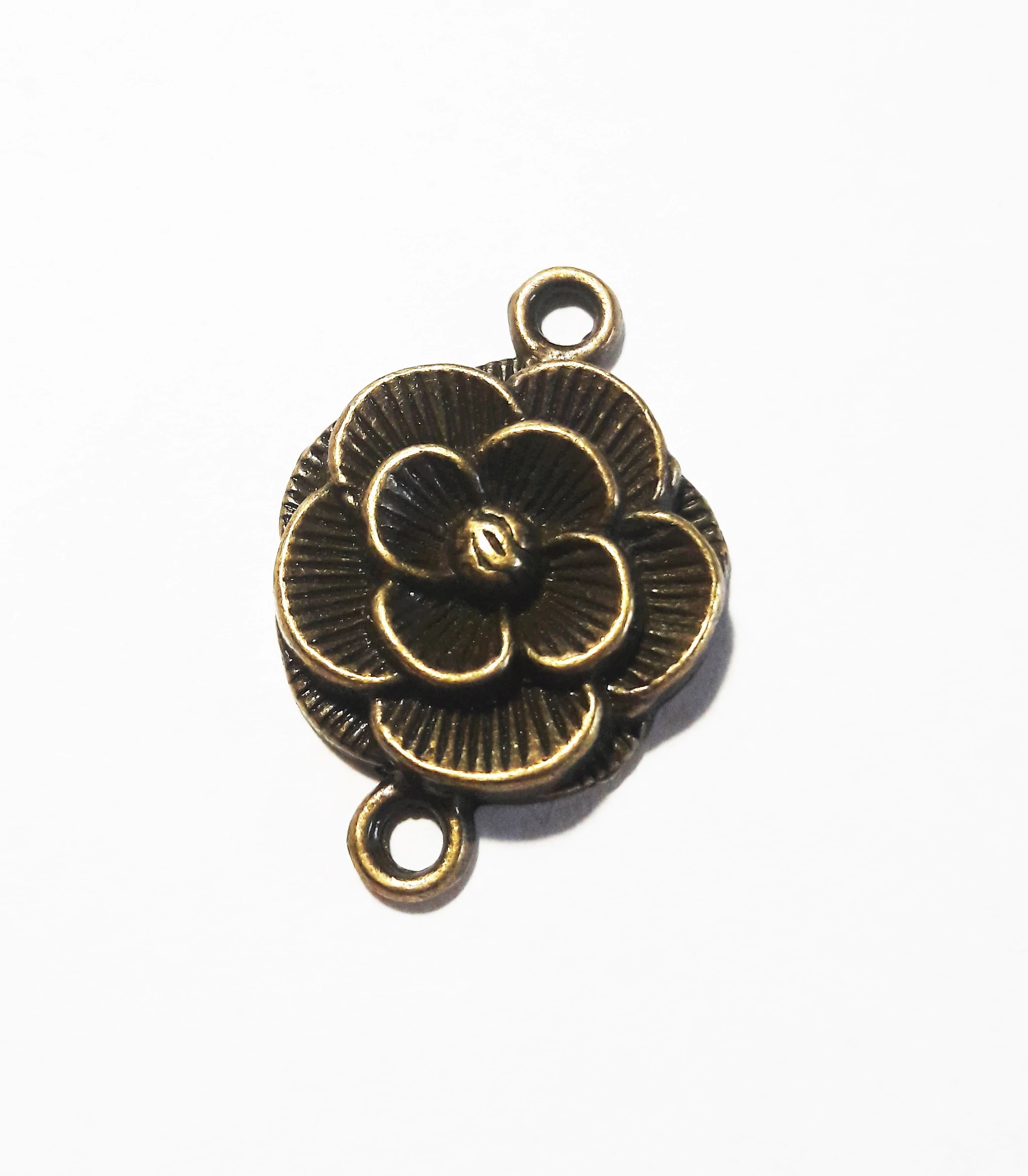Virág fityegő, medál, összekötő, antik bronz színű, 26x17 mm