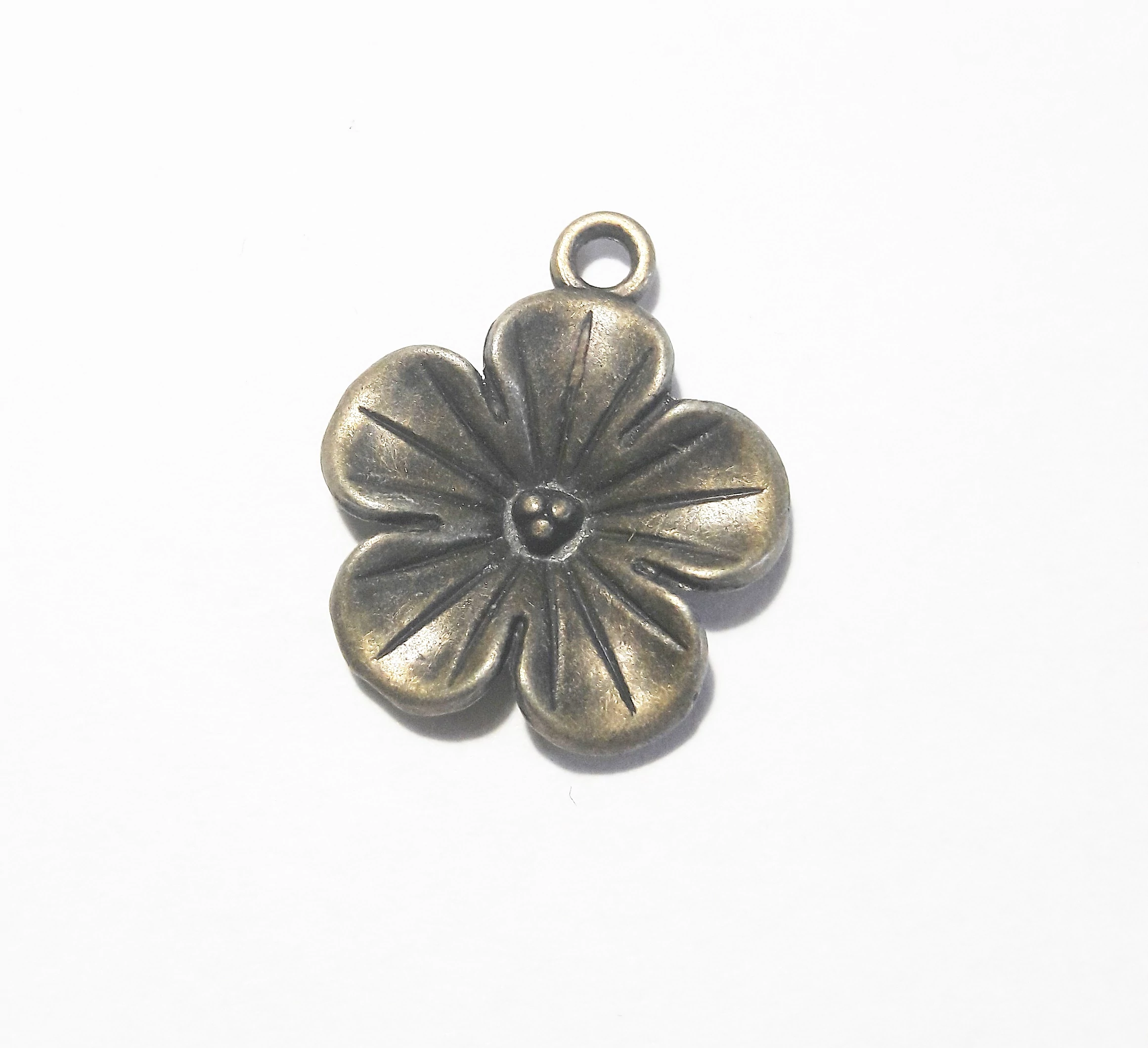 Virág fityegő, medál, antik bronz színű, 23x19 mm