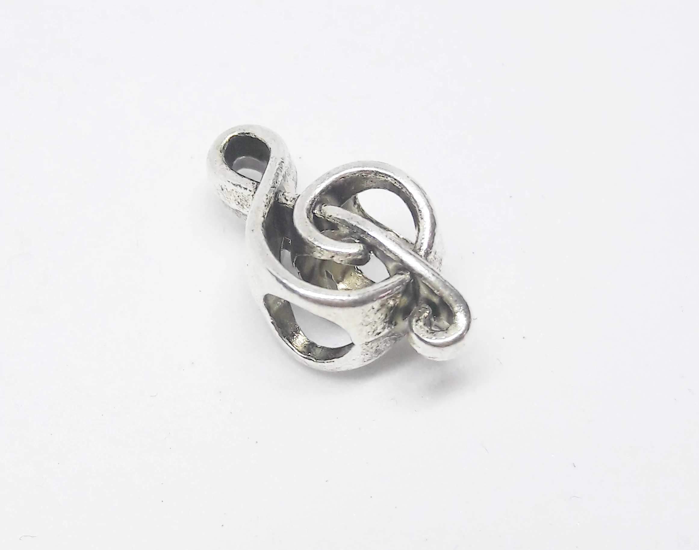 Violinkulcs köztes, antik ezüst színű, 18x9x7 mm