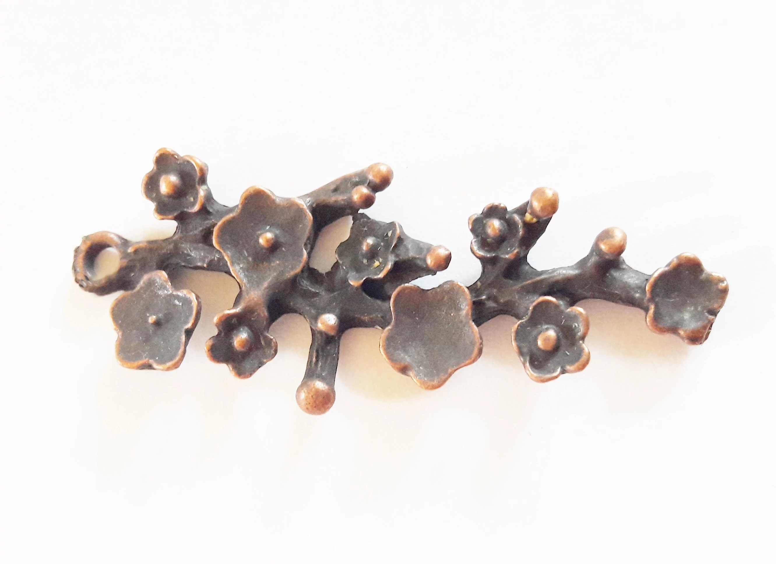 Virágos ág medál, fityegő, vörösréz színű, 40x15 mm